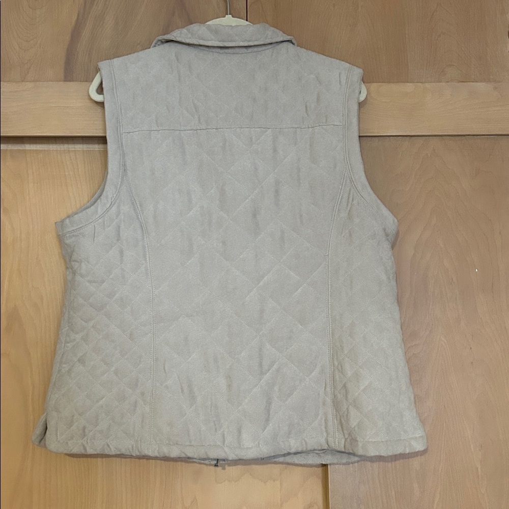 Croft & Barrow Women's Quilted Vest in Light Tan - Picture 3 of 3